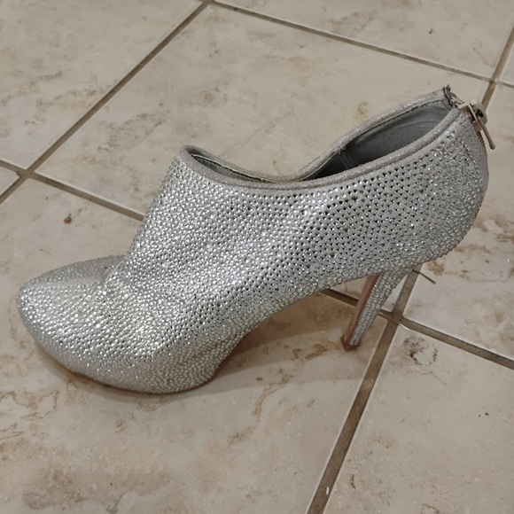 Steve Madden Rhinestone Silver Bootie Heels Sparkle Glam Fashion Size 9.5 - Picture 10 of 15